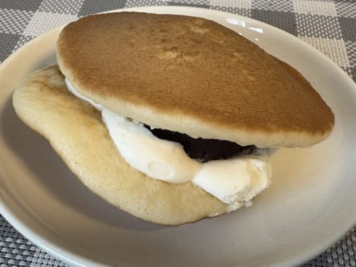 月どら（つぶあんおはぎ＆ホイップ）3